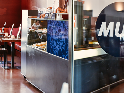 Innenaufnahme des MUS Cafés am Mozartplatz in der Altstadt Salzburg | © Thomas Genser